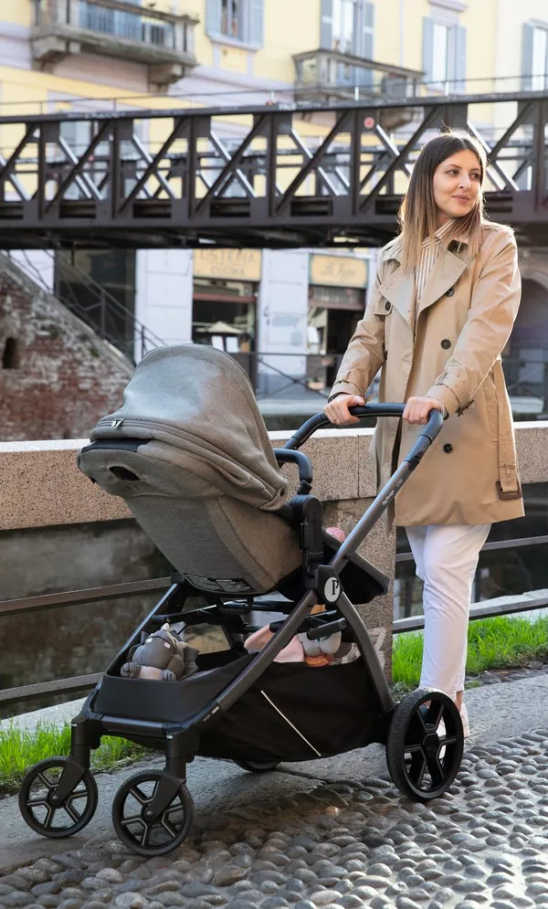 Mama na spehodu s Peg Perego vozičkom Mama na spehodu s Peg Perego vozičkom