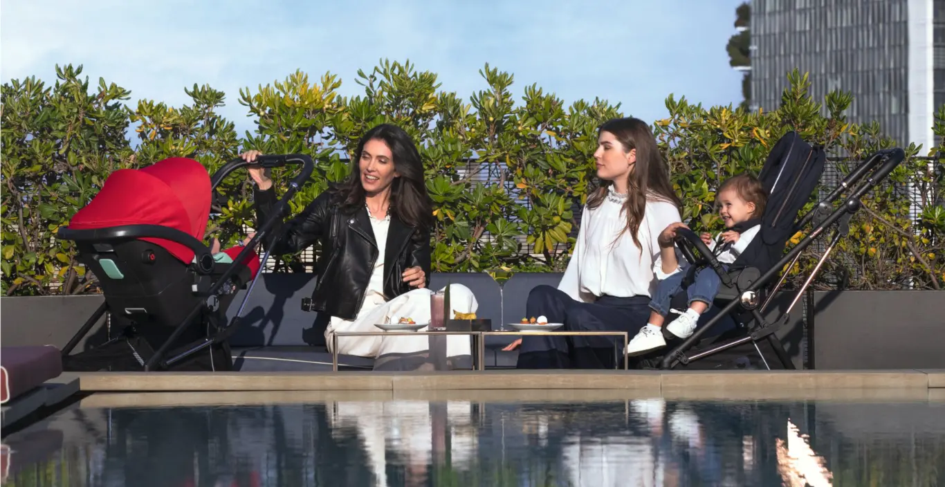 Mamici z otroci v vozičkih ob pogovoru Mamici z otroci v vozičkih ob pogovoru