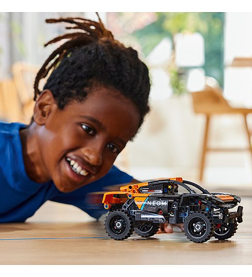 Lego kocke Technic Trkaći automobil NEOM McLaren Extreme E 42166